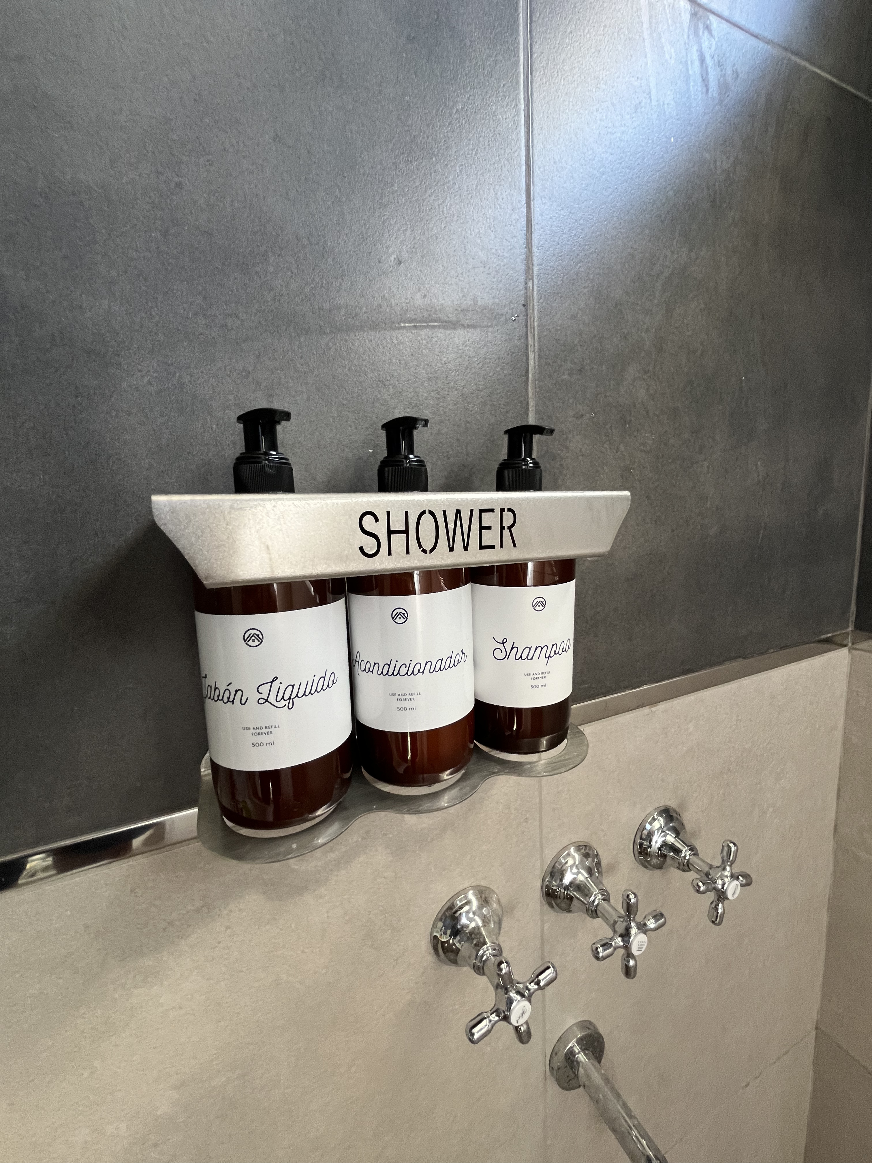 Baño amplico con ducha y bidet.