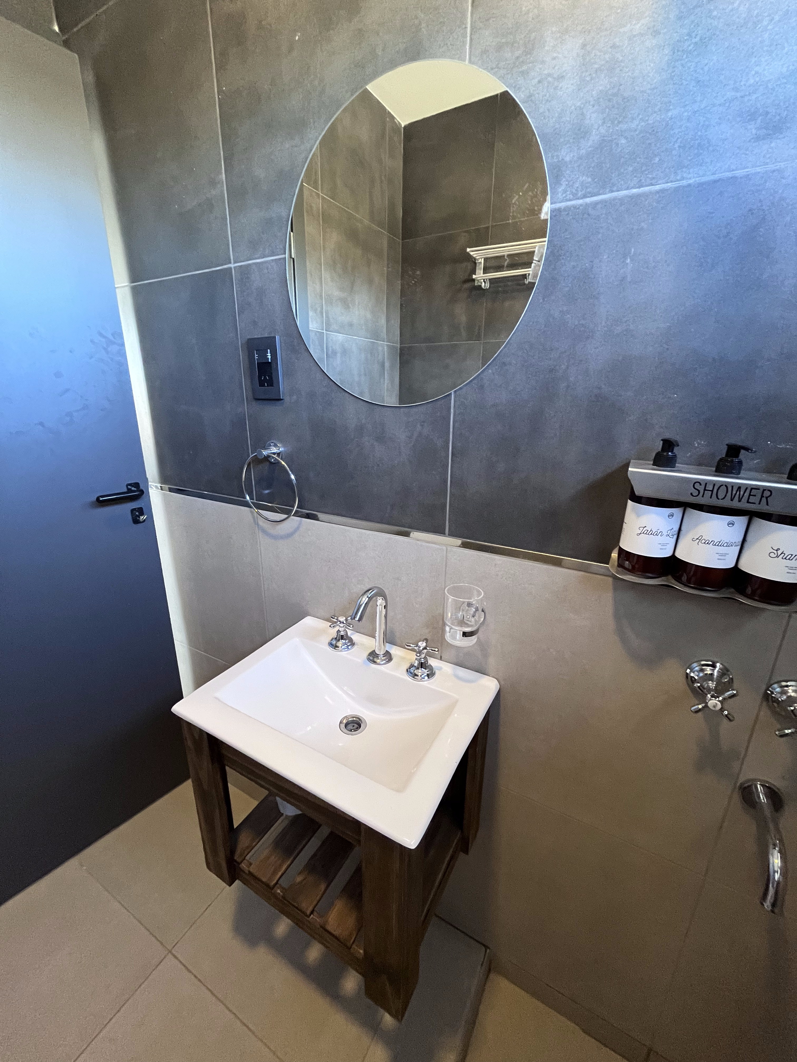 Baño amplico con ducha y bidet.