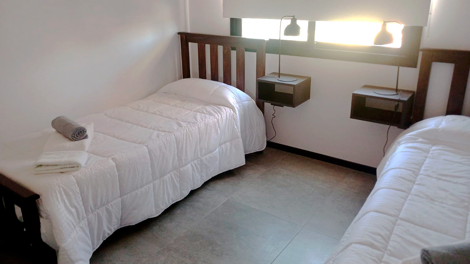 Dormitorio con 2 camas de una plaza