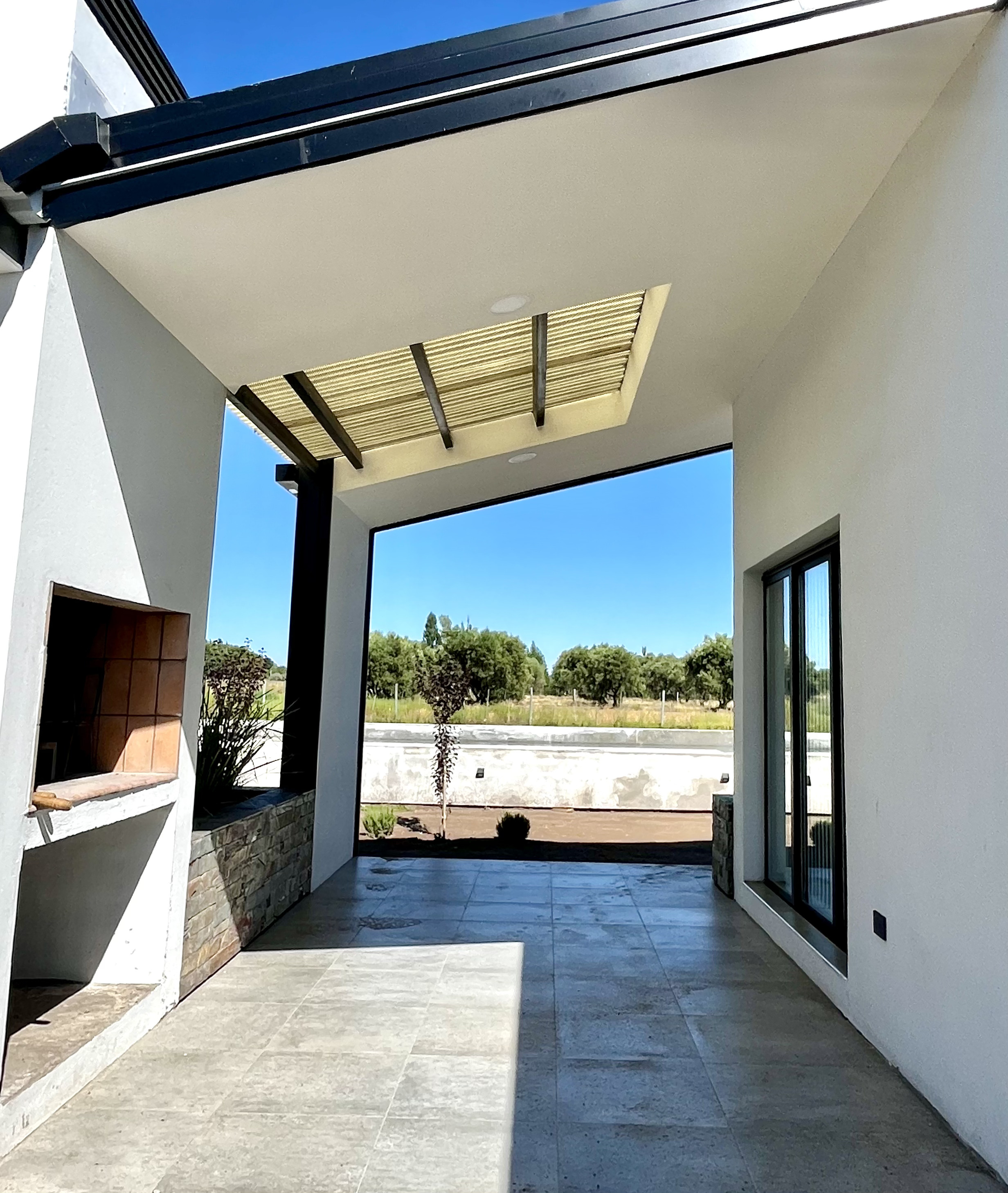 Amplia cochera cubierta individual