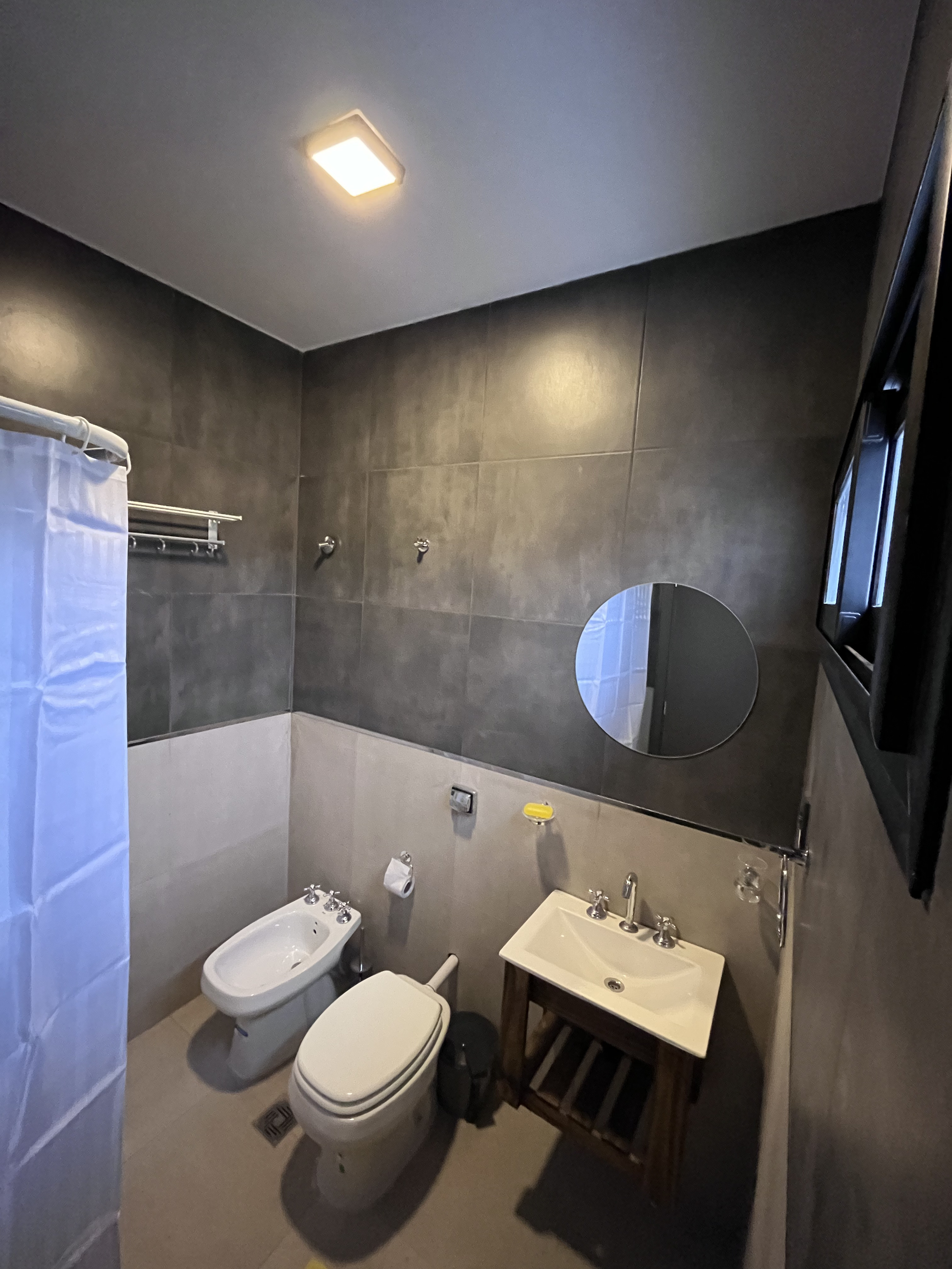 Baño amplico con ducha y bidet