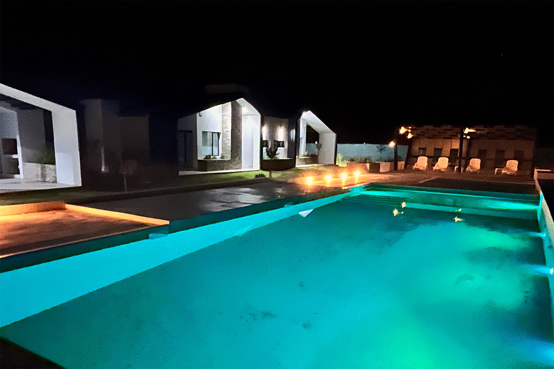 Piscina iluminada en Luna Escandalosa